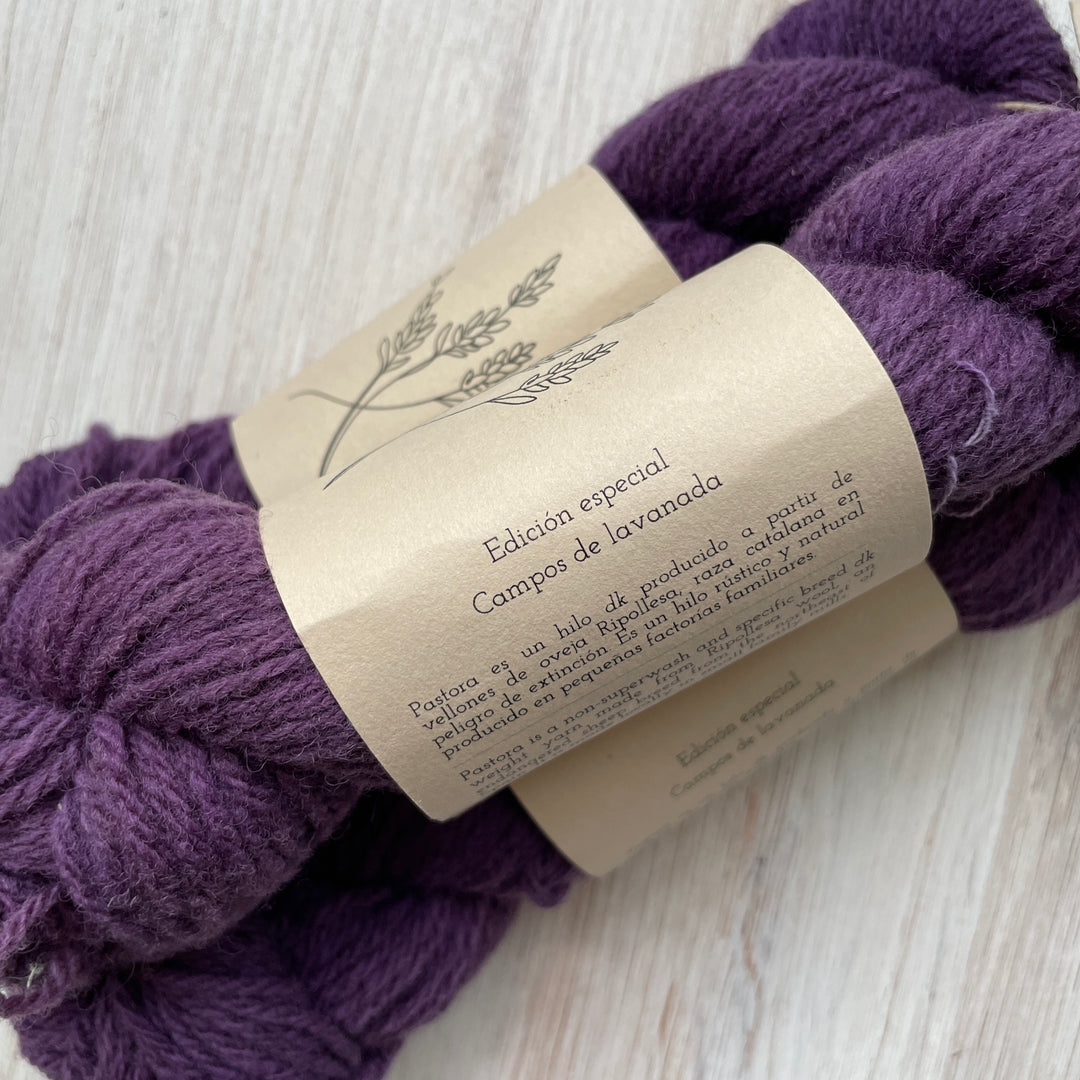 Purple yarn with a brown label that reads Edicion especial Campos de lavanada.