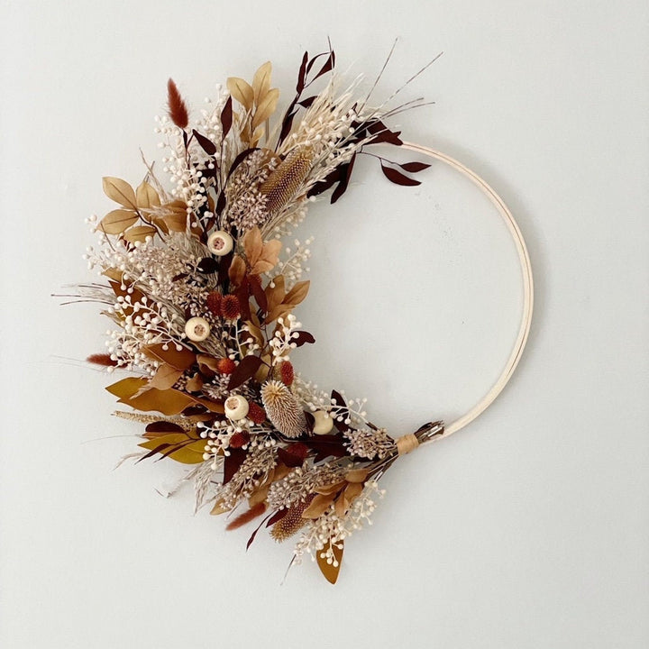 A wreath with brown flowers. 
